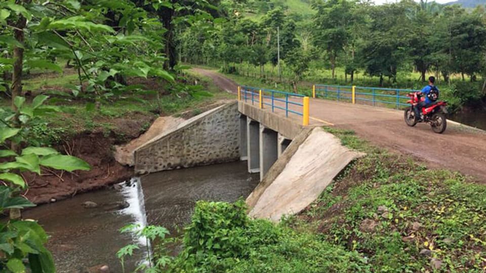 Die Brücke in Nicaragua wurde von der Schweizer Entwicklungszusammenarbeit errichtet. Früher war die Strecke während der Regenzeit unpassierbar.