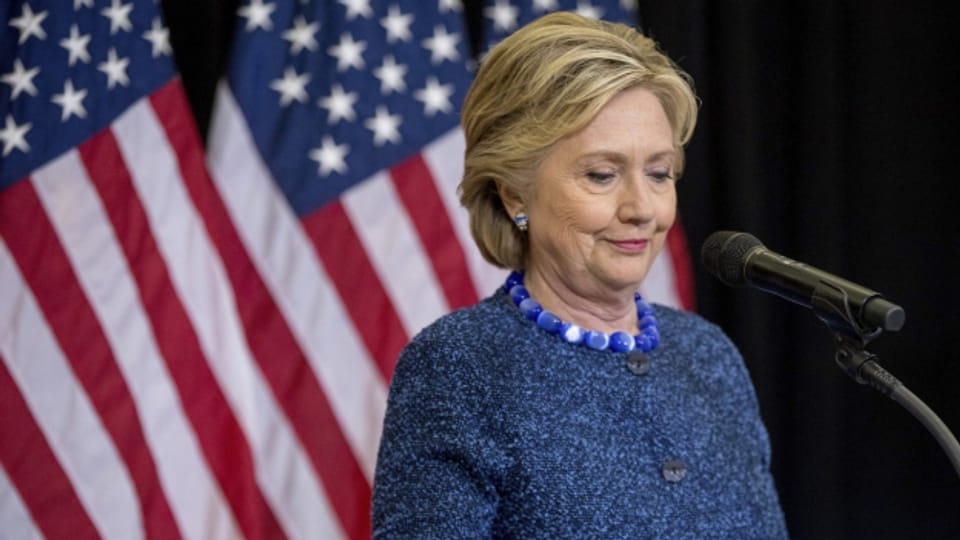 Hillary Clinton nimmt am Freitagabend in Iowa vor den Medien Stellung zu den angekündigten Ermittlungen der Bundespolizei FBI.
