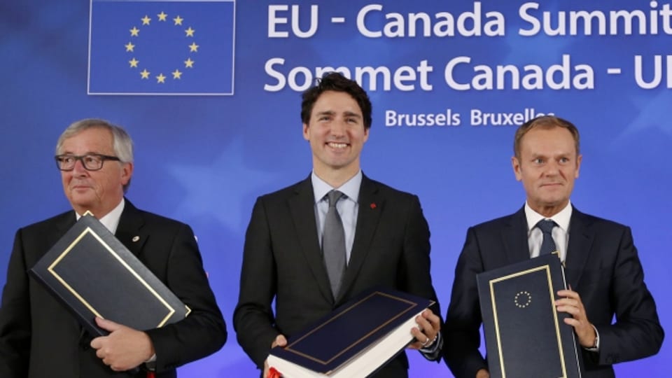 Jean-Claude Juncker (EU), Justin Trudeau (Kanada) und Donald Tusk (EU) nach der Unterzeichnung von Ceta in Brüssel.