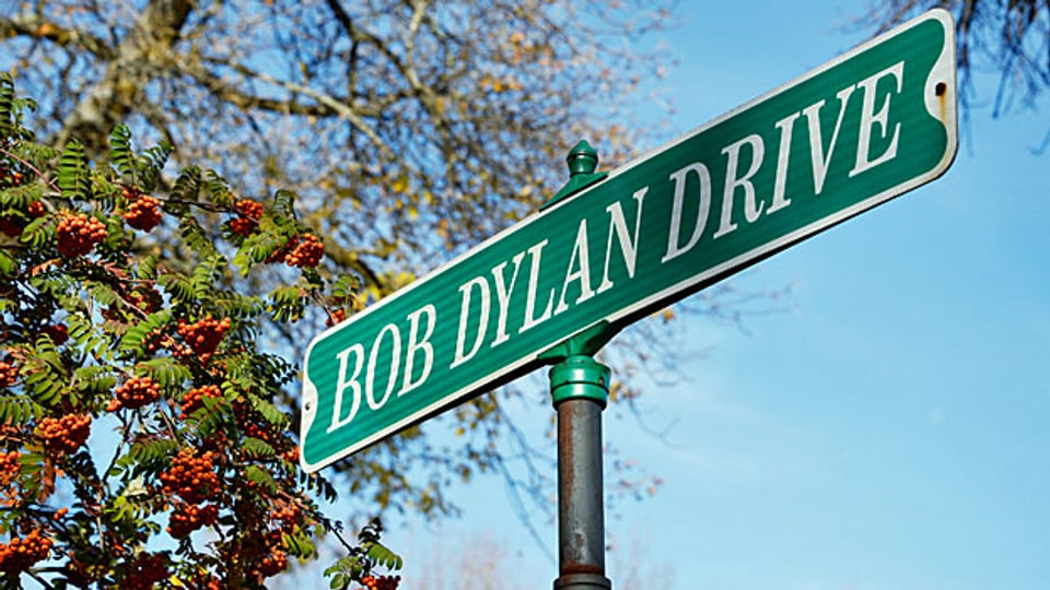 «Bob Dylan Drive» steht auf einem grünen Strassenschild in der Stadt Hibbing im US-Bundesstaat Minnesota, wo Literaturnobelpreisträger Bob Dylan seine Kindheit verbracht hat.