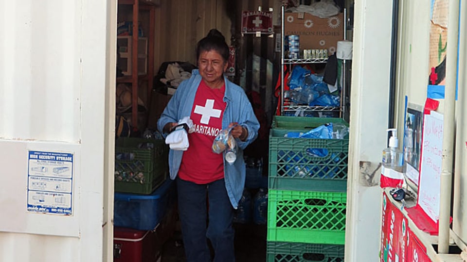 Die 68-jährige,  je elffache Gross- und Urgrossmutter Maria Ochoa arbeitet ehrenamtlich für die «Tucson Samaritans», eine Gruppe von gut 50 Freiwilligen, die jeden Tag überlebenswichtige Güter an strategisch wichtigen Orten in der Sonora-Wüste platzieren.