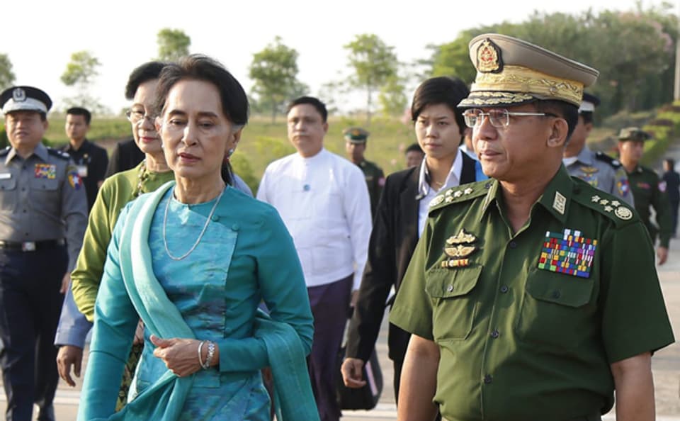 Die burmesische Aussenministerin Aung San Suu Kyi zusammen mit General Min Aung Hlaing am Flughafen von Naypyitaw.
