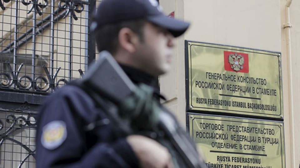 Die türkische Polizei steht Wache vor dem russischen Konsulat in Istanbul. Der Abschuss eines russischen Kampfjets führt zu neuen heftigen Spannungen zwischen Moskau und Ankara.