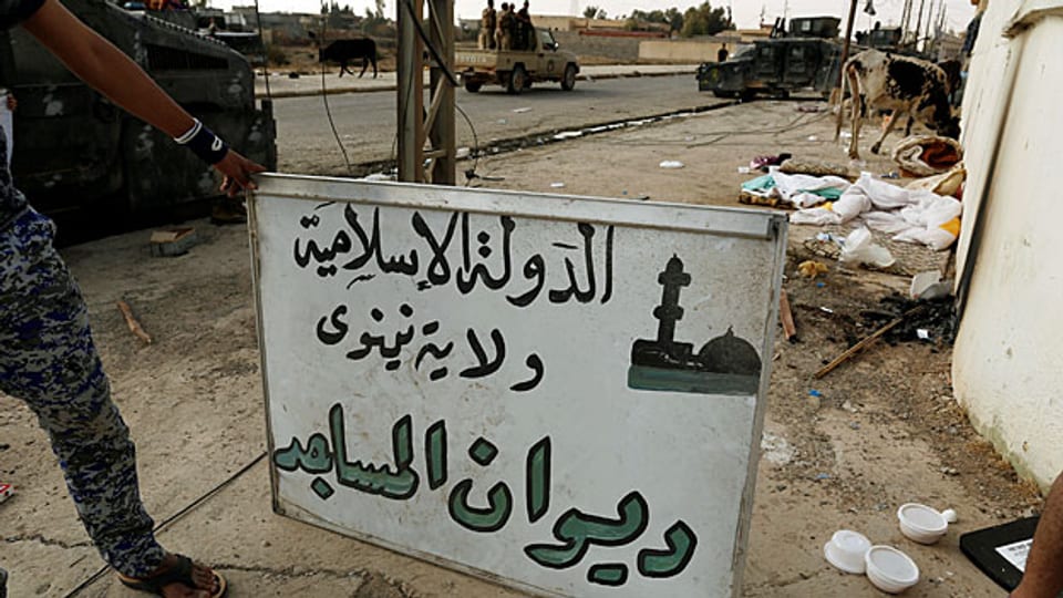 «Islamischer Staat. Regierungsbezirk Niniveh. Moscheenrat», steht in arabischer Schrift auf einem weissen Schild, in einer Strasse der Stadt al-Shura, die am Samstag vom IS zurückerobert worden ist.