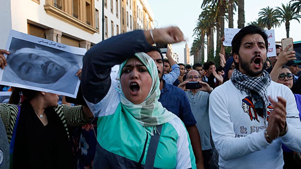 Der gewaltsame Tod eines Fischhändlers treibt in Marokko Tausende auf die Strassen. Bild: Proteste in Rabat.