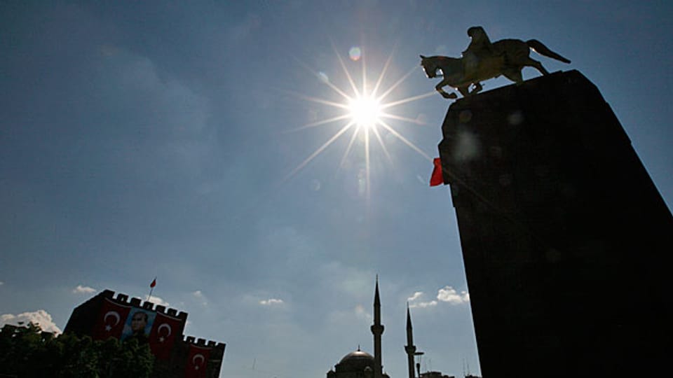 Mit der aktuellen «Säuberungswelle» in der Türkei geht eine gewaltige Umverteilung von Vermögen einher. Bild: Eine Statue von Kemal Atatürk in der zentralanatolischen Stadt Kayseri.