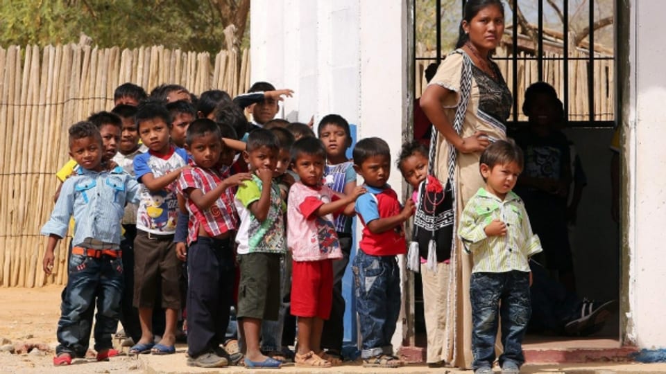 Eine Gruppe von Kindern in Manaure, La Guajira, Kolumbien