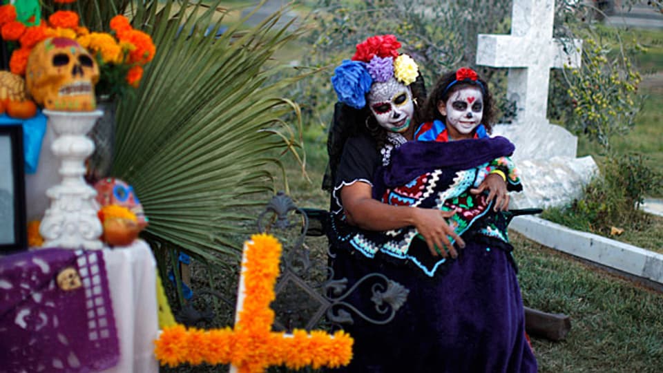 Die Latinos könnten das Zünglein an der Waage sein, wenn am kommenden Dienstag in den USA eine Präsidentin oder ein Präsident gewählt wird. Bild: Festlichkeiten auf eine Friedhof in Los Angeles an Allerheiligen, dem «Dia des los Muertes».