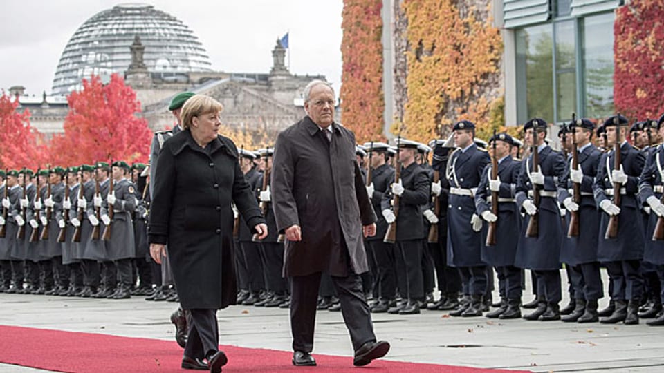 Staatsempfang für den schweizerischen Bundespräsidenten. Angnela Merkel und Johann Schneider-Ammann auf dem roten Teppich vor der Ehrengarde.