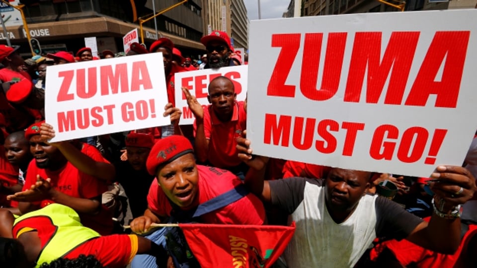 Proteste gegen Zuma vor dem Gericht in Pretoria.