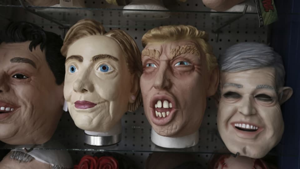 Im Schaufenster: Masken von Hillary Clinton und Donald Trump zu Halloween (Oktober 2016).
