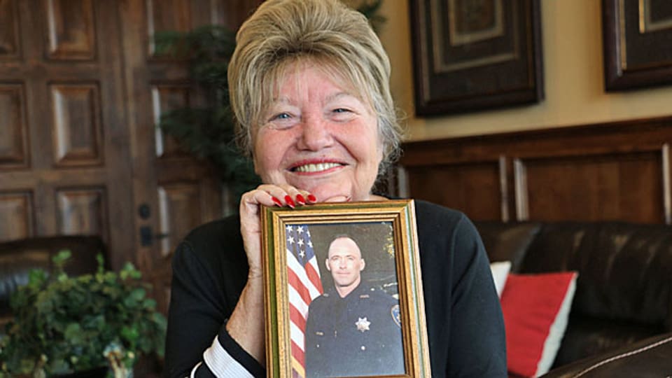 Phyllis Loya mit einem Foto ihres vor zehn Jahren ermordeten Sohnes. Der Mörder sitzt im Hochsicherheitsgefängnis von San Quentin. Sie werde erst ruhen, wenn dieser hingerichtet sei, sagt die Frau.