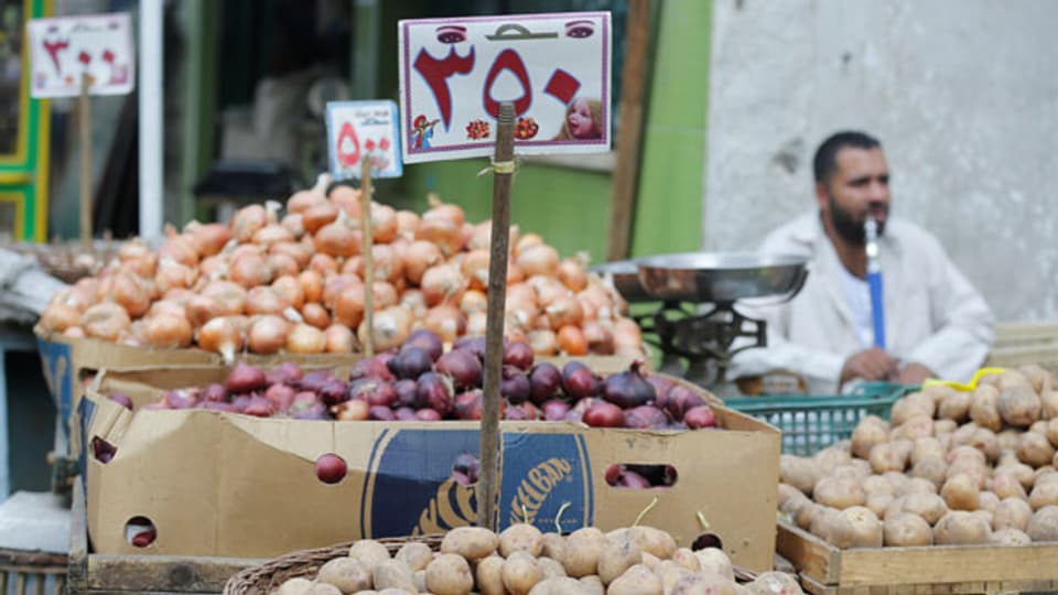 In Ägypten explodieren die Preise. Ein Verkäufer am Markt am Aberdeen Square in Kairo, Ägypten.