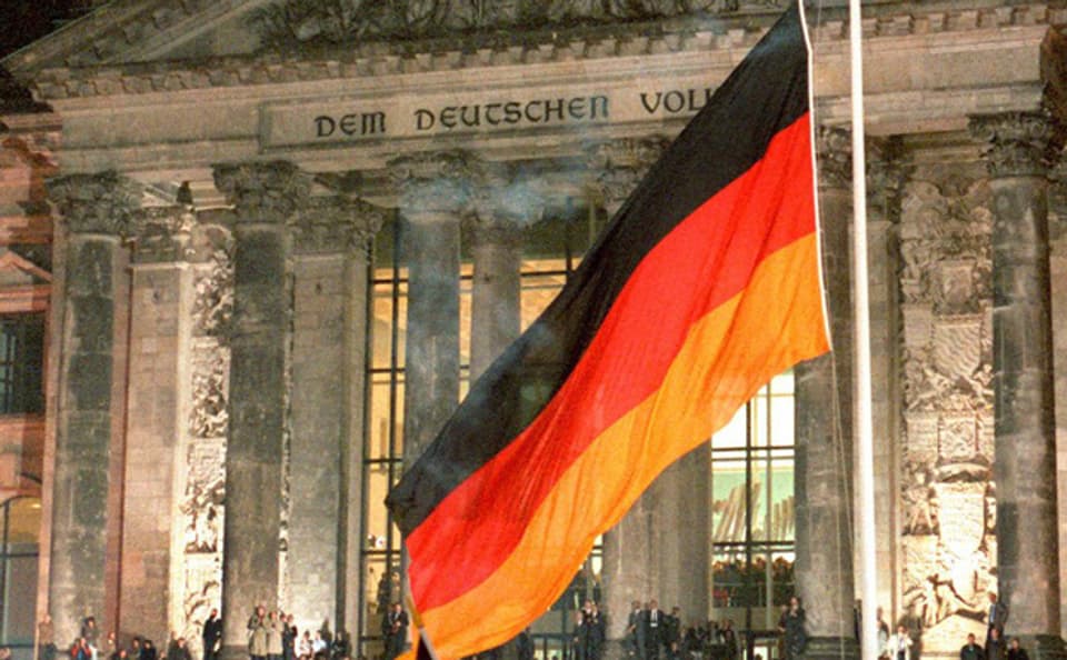 Die deutsche Fahne vor dem Reichstagsgebäude in Berlin.