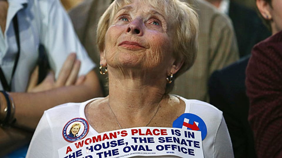 Auf dem T-Shirt der US-Demokratin steht: «A Woman's Place is in the House, the Senate and the Oval Office». Sie ist enttäuscht worden.