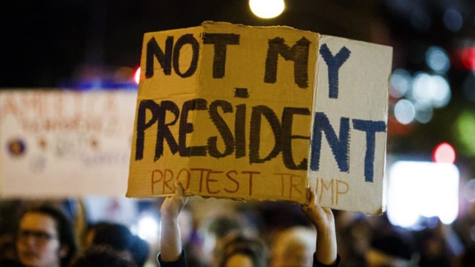 Ein Trump-Gegner hält am Wahlabend in New York sein Schild in die Höhe: Trump sei nicht sein Präsident.