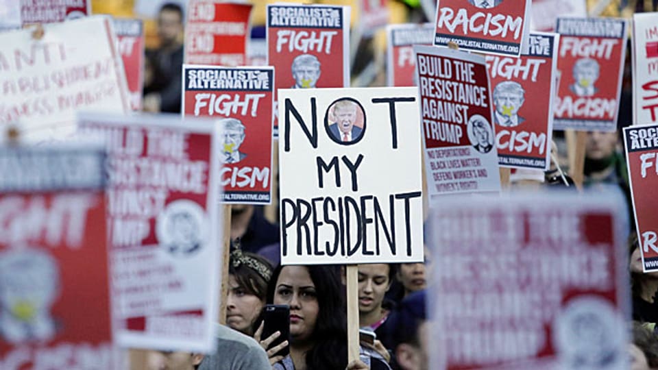 In zahlreichen US-Städten wurde und wird gegen den neuen US-Präsidenten demonstriert.