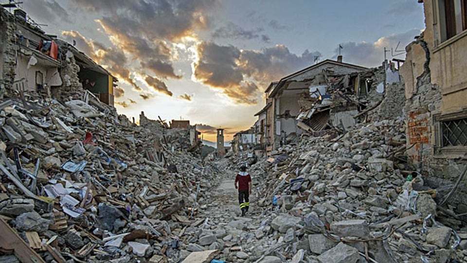Ab einer Stärke von 5.5 stürzen die ersten Häuser ein. Die letzten Erdbeben erreichten Werte von bis zu 6.5. Bild: Eine Strasse im Dorf Amatrice Ende August.