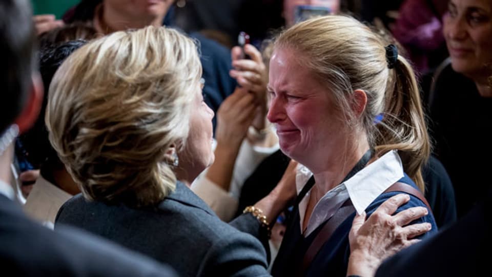 Die demokratische Präsidentschaftskandidatin Hillary Clinton tröstet eine Supporterin nach der Niederlage.