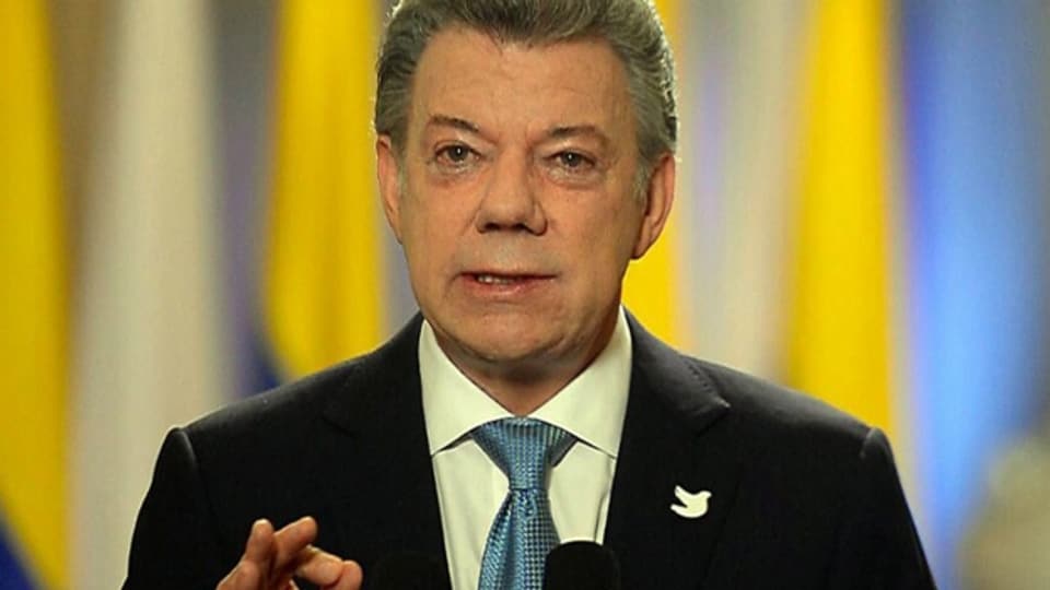 Der kolumbianische Präsident Juan Manuel Santos präsentiert einen neuen Friedensvertrag.