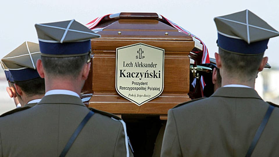 Der polnische Präsident Lech Kasczynski ist im April 2010 bei einem Flugzeugabsturz ums Leben gekommen, mit ihm seine Frau und über 80 weitere Menschen. Doch Ruhe finden die Toten von Smolensk nicht.