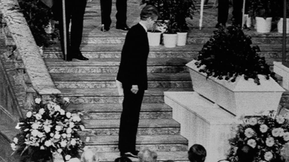 Olof Palme, Schwedens Premierminister, wurde am 15. März 1986 beerdigt. Der Fall seines Todes ist noch immer ungelöst.