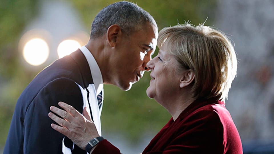 Ein Abschiedkuss. US-Präsident Barack Obama verabschiedet sich von der deutschen Bundeskanzlerin Angela Merkel. «Die Deutschen sollten Merkel wertschätzen», sagte er in einem Interview in Berlin.