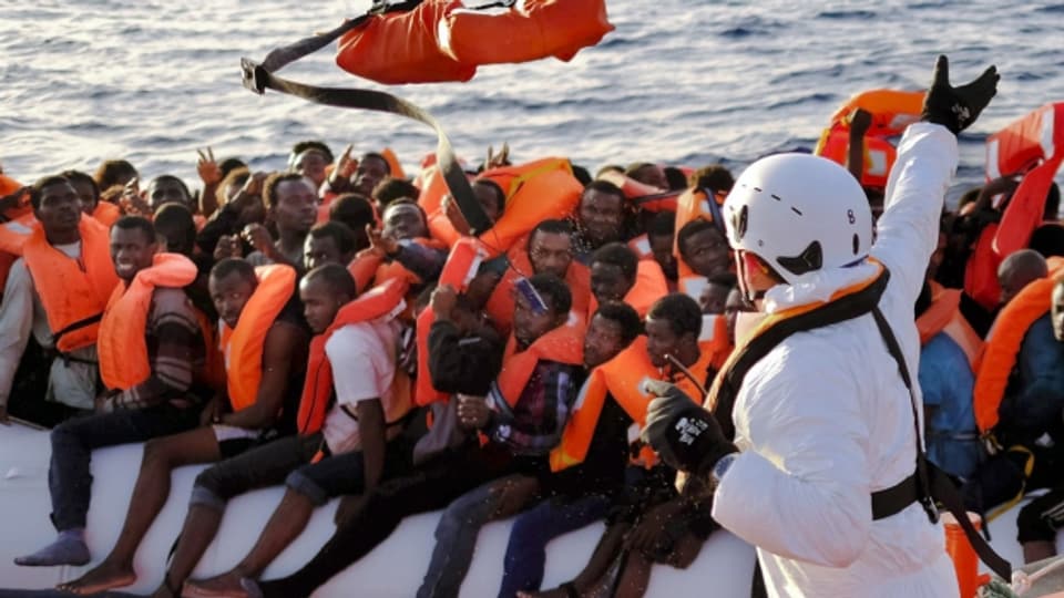 Trotz Kälte wagen sich tausende Flüchtlinge über das Mittelmeer und müssen oft gerettet werden.
