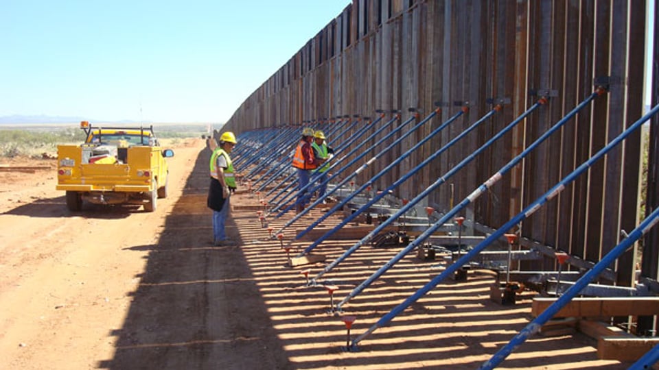 Schon seit 10 Jahren bauen die USA Zäune. Über 7 Milliarden Dollar wurden bisher investiert. Bild: Bau der Grenze zwischen Arizona und Mexiko. ©Michael Castritius.