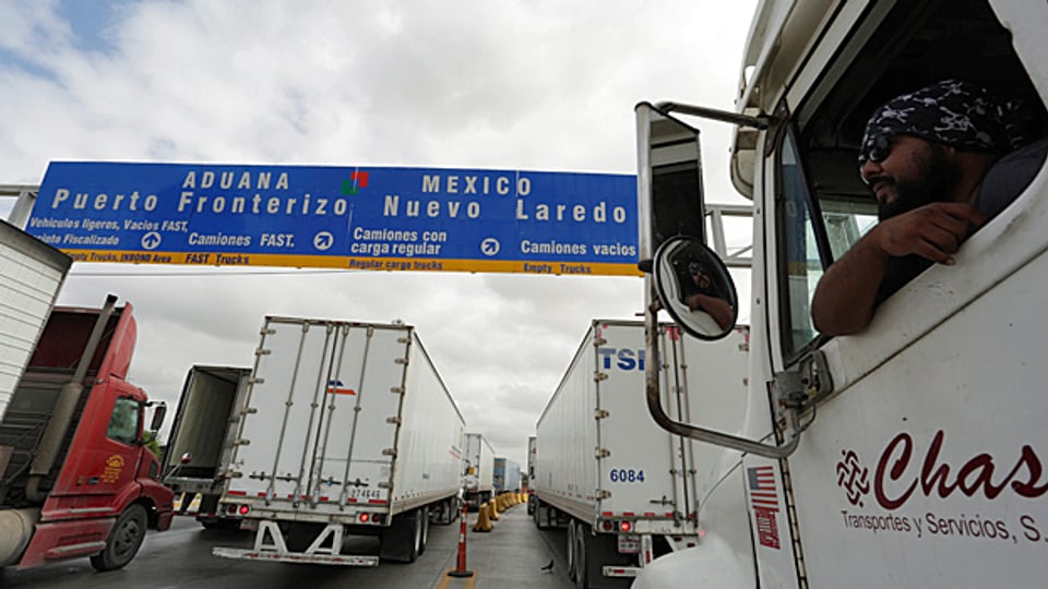 Ohne NAFTA, dem Vertrag zwischen Kanada, den USA und Mexiko würden die Zölle wieder auf das Niveau steigen, das im WTO-Rahmen gilt. Da dort die Zölle für Exporte nach Mexiko höher sind als die für Exporte von Mexiko in die USA, würden die USA schlechter fahren. Bild: Lastwagen an der Grenze zwischen Mexiko und den USA.