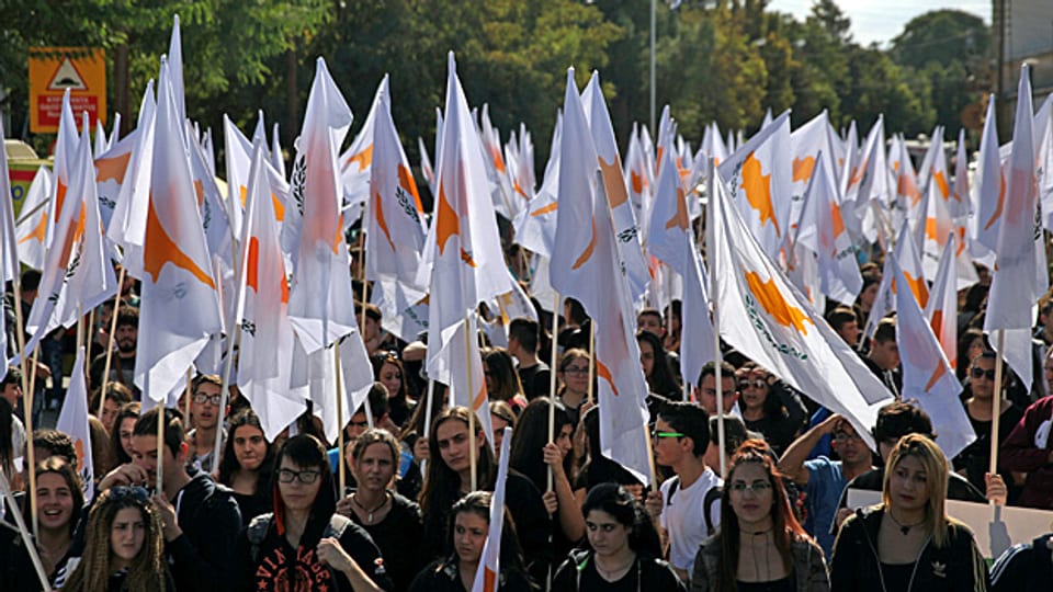 Am 15. November haben in Nikosia griechisch-zyprische Studenten mit zyprischen Flaggen gegen die Feier zur Unabhängigkeitserklärung der türkischen Zyprer protestiert.