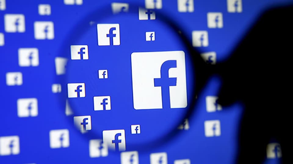 Falschmeldungen auf sozialen Medien wie Facebook und Twitter bekommen sehr viel Aufmerksamkeit. Die Forderung nach neuen Regeln im Umgang damit wird laut.