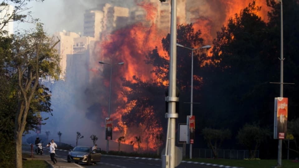 Die Flammen der Feuerbrunst mitten in der israelischen Hafenstadt Haifa