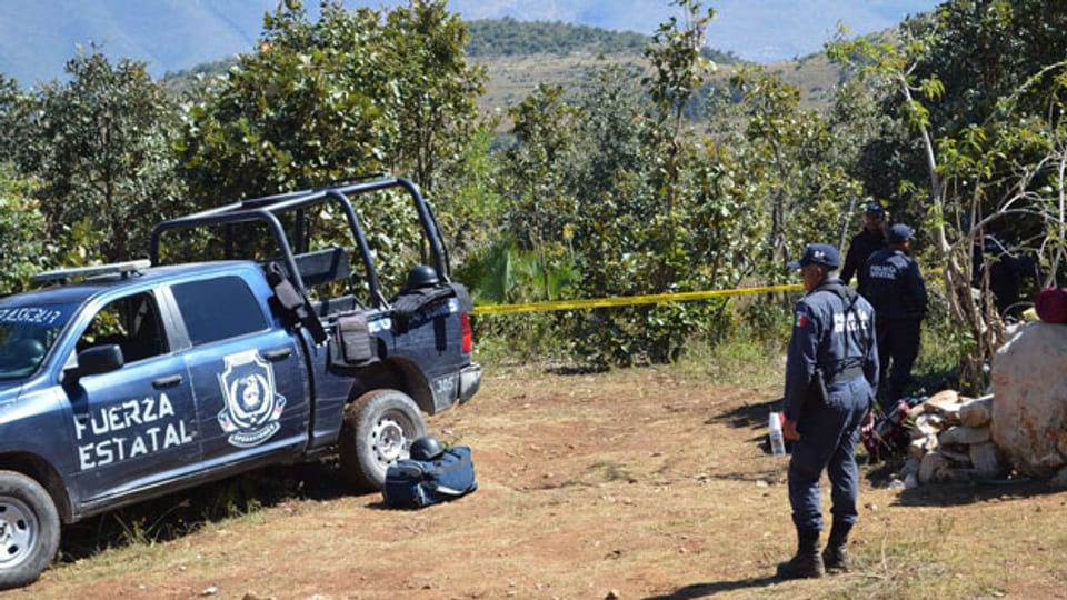 Die 32 Körper und neun Schädel seien auf einem Hügel nahe der Ortschaft Zitlala im Bundesstaat Guerrero gefunden worden.