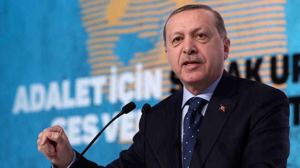 Der türkische Präsident Tayyip Erdogan droht: «Wenn Ihr noch weitergeht, dann werden diese Grenzübergänge geöffnet.»