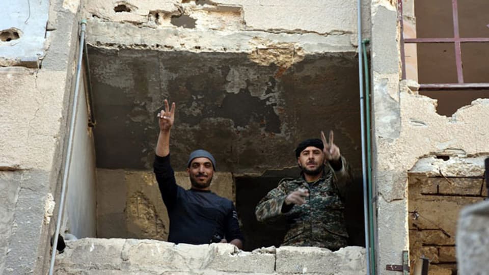 Syrische Soldaten zeigen das Siegeszeichen in Aleppo, Syrien, am 27. November 2016.