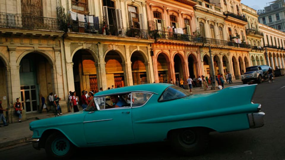 Taxi fahren ist einer von rund 200 Berufen, die in Kuba auf eigene Rechnung ausgeübt werden .
