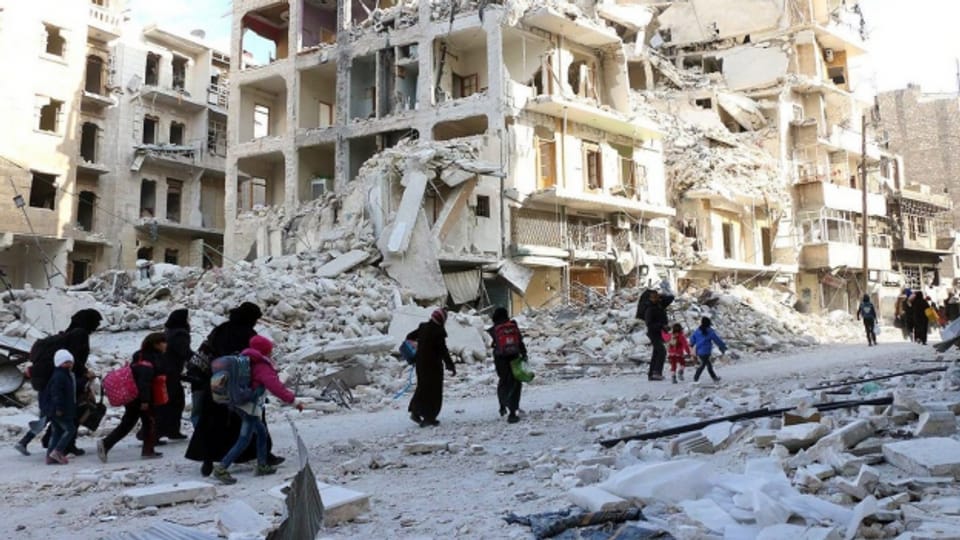 Zehntausende Menschen fliehen aus Aleppo, dort geht der Krieg weiter