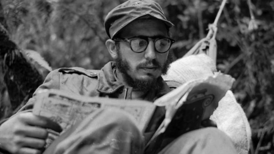 Fidel Castro 1957 in der Sierra Maestra.