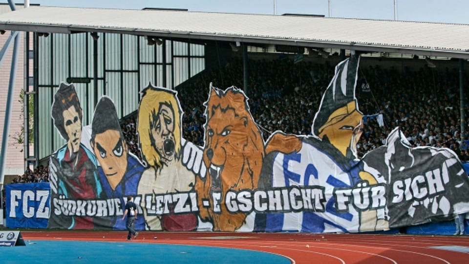 Fankurve des FC Zürich im Stadion Letzigrund anlässlich eines Derby 2006.