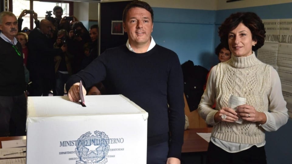 Der italienische Premierminister Matteo Renzi und seine Frau stimmen in der Nähe von Florenz über das Referendum ab.