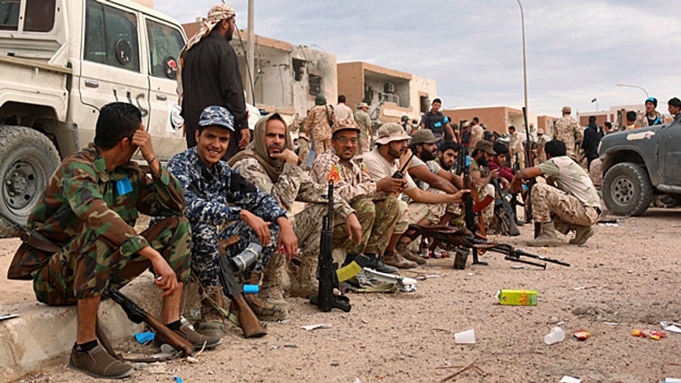 Angehörige der libyschen Miliz vor einem Einsatz gegen den IS in Sirte.