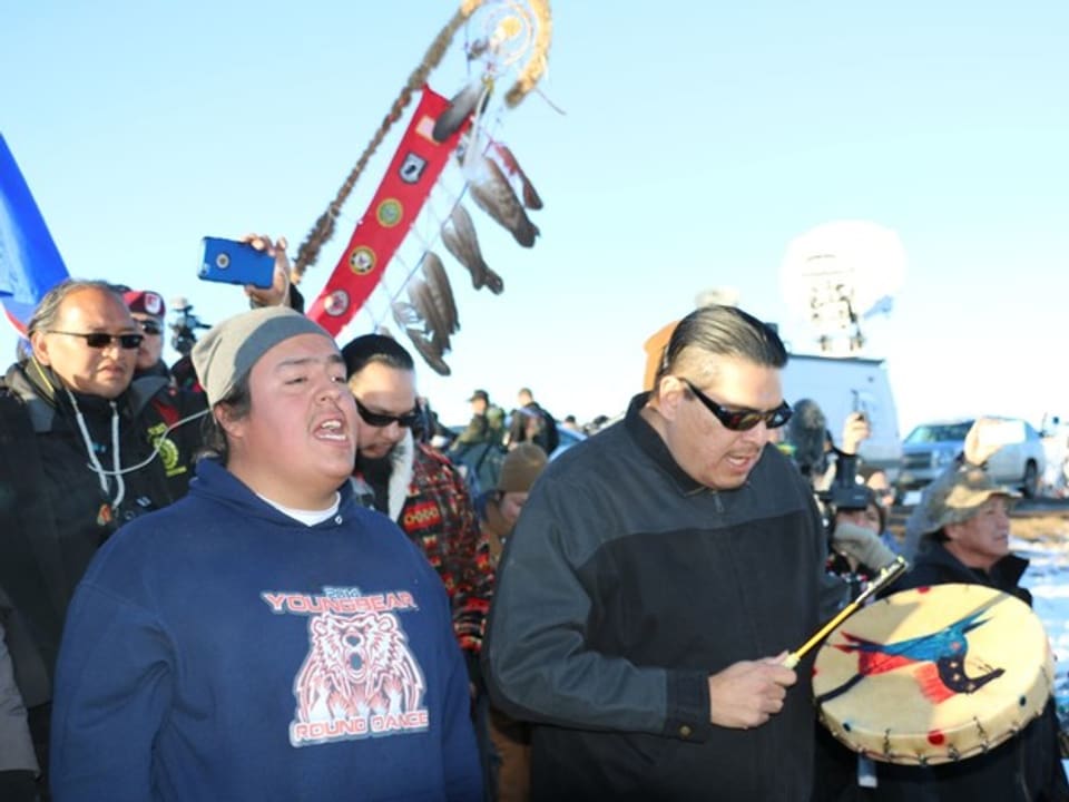 Indianer von Standing Rock feiern den Entscheid der Obama-Regierung, den Pipelinebau vorerst zu stoppen
