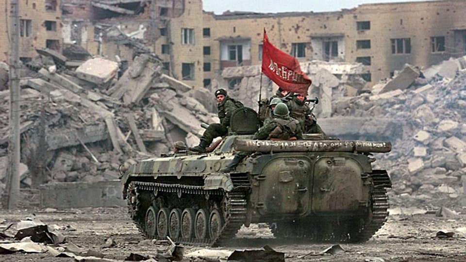 Russische Soldaten patrouillieren im Februar 2000 in der zerstörten tschetschenischen Hauptstadt Grosny,