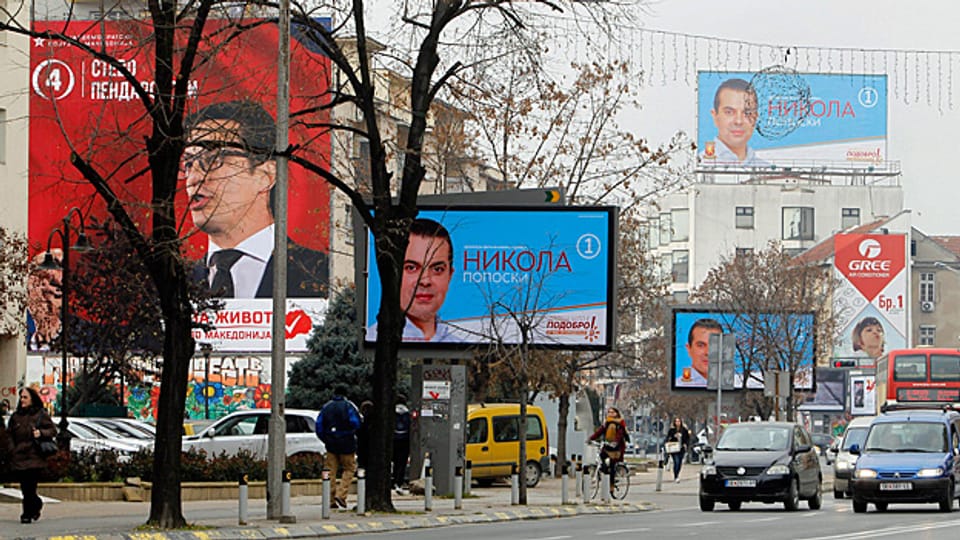Wahlplakate entlang einer Strasse in der mazedonischen Hauptstadt Skopje.