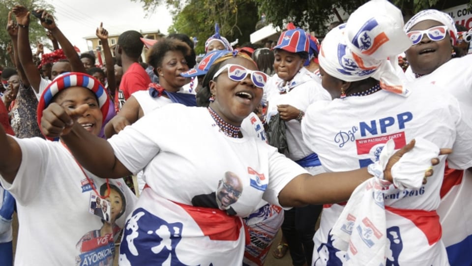 Anhängerinnen und Anhänger des neuen Präsidenten Nana Akufo-Addo feiern ihren Wahlsieg.
