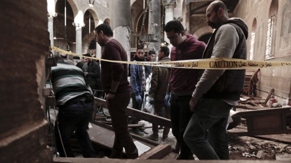 Sicherheitskräfte untersuchen den Tatort in der Markuskathedrale in Kairo.