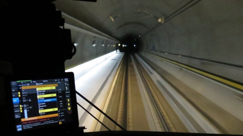 Blick aus dem Führerstand des ersten Güterzuges, der durch den neuen Gotthard-Basistunnel.