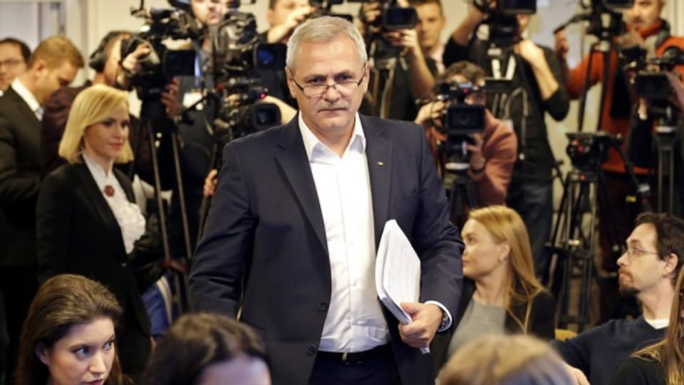 Liviu Dragnea, der Chef der PSD, tritt vor die Medien.