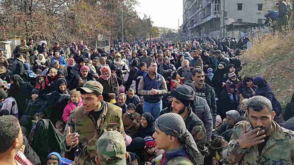 Eine riesige Menschenmenge versucht, aus dem Osten Aleppos an einen sicheren Ort zu gelangen.